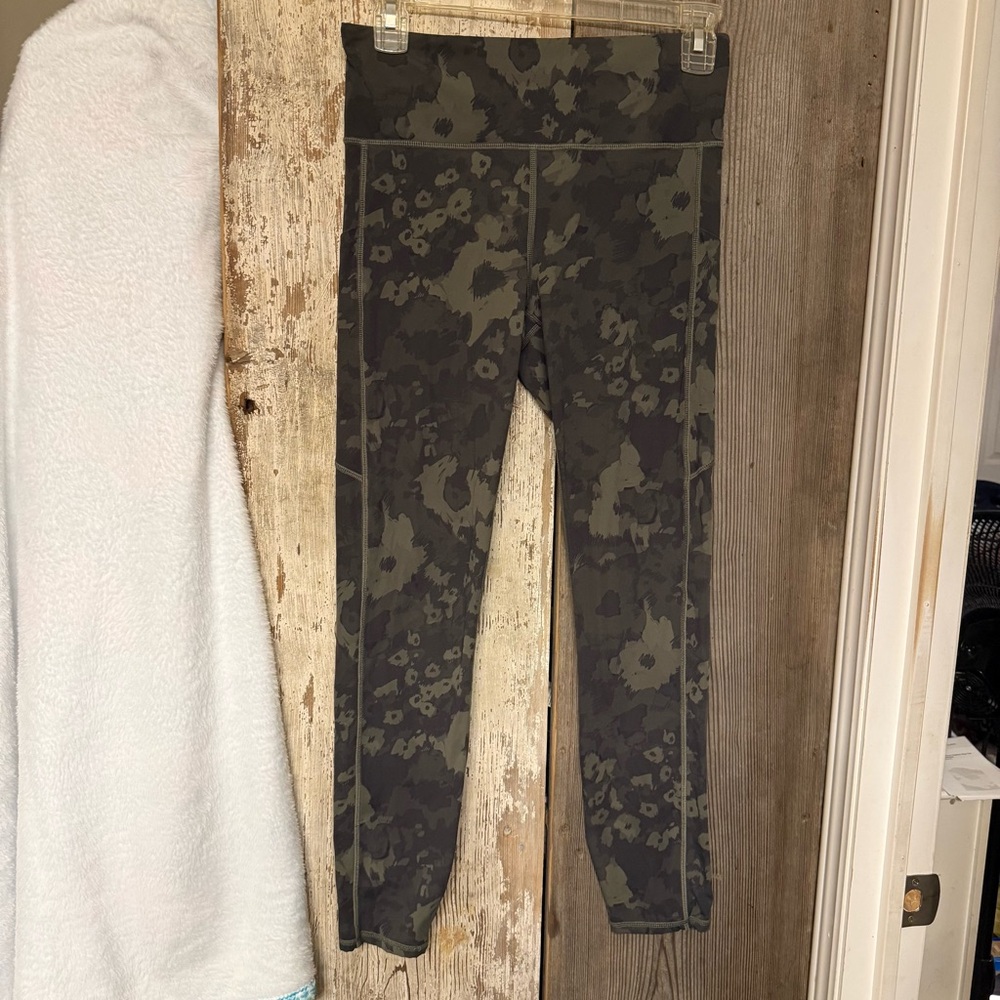 Vuori Green Camouflage Leggings With Pockets and Zipper Pouch in Back